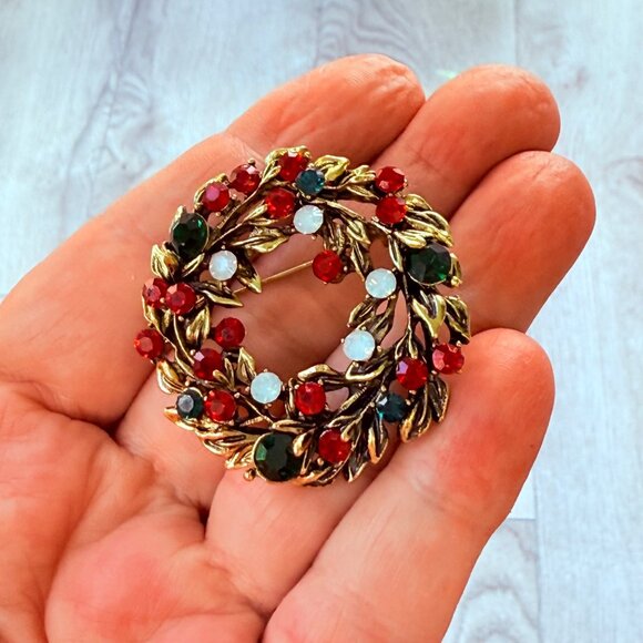 Vintage Christmas Wreath Brooch Pin Gold Tone Rhinestone Holiday Outfit Gift - Picture 11 of 15
